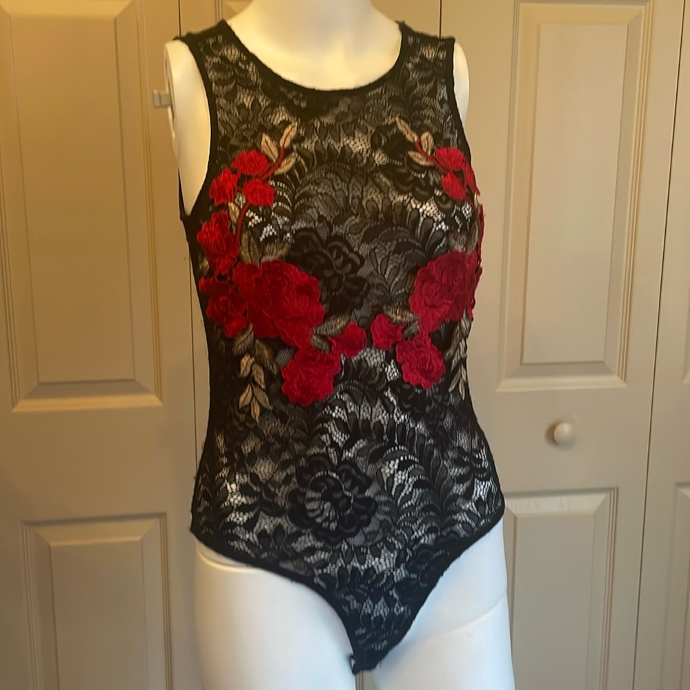 Lace bodysuit with flower appliqué 🌺